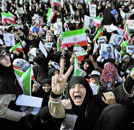Kvinnliga anhängare till Mahmoud Ahmadinejad jublar i Teheran.
