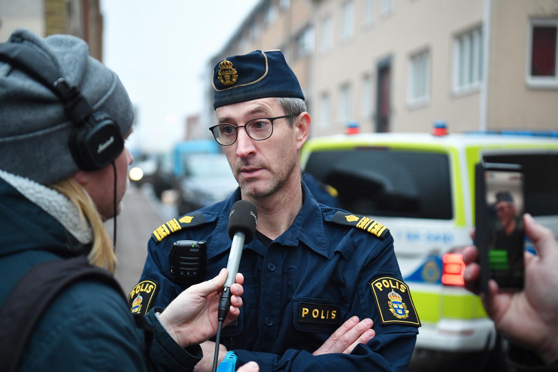 Pär Cederholm, lokalpolisområdeschef i Hässleholm, håller pressträff om explosionen på Hässleholms Tekniska skola.