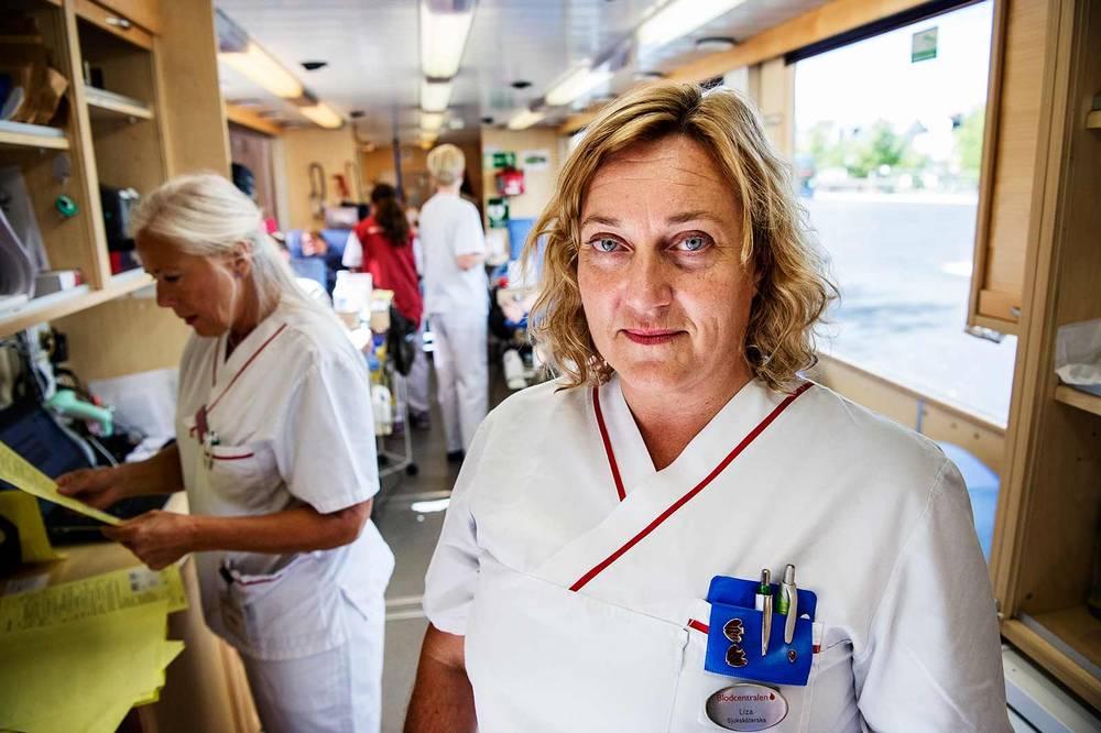 ”Blod är en färskvara som vi hela tiden måste ha, säger Liza Håkansson”, som är sjuksköterska i Blodbussen.