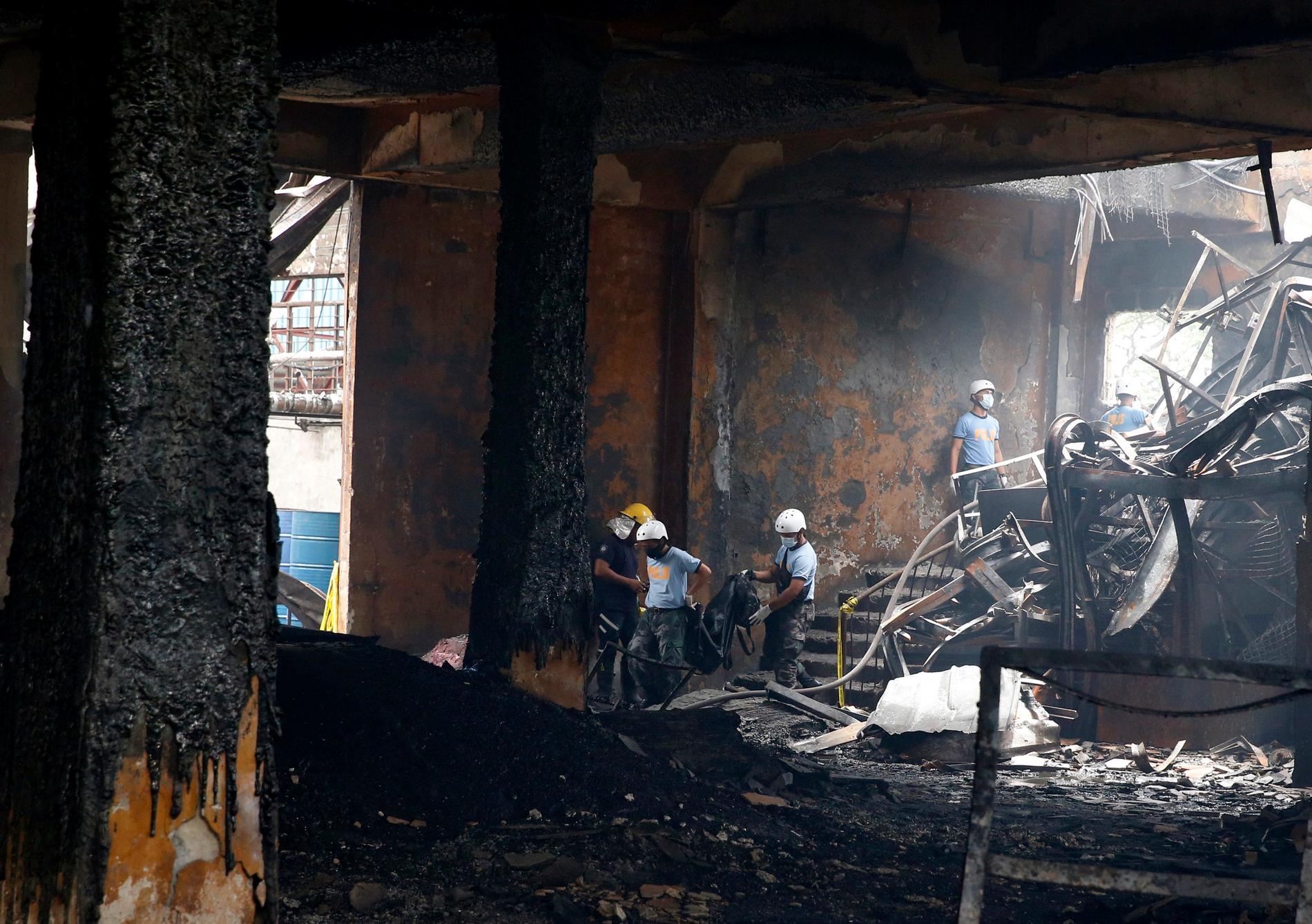 Tiotals människor har dött i en fabriksbrand norr om Filippinernas huvudstad Manila.