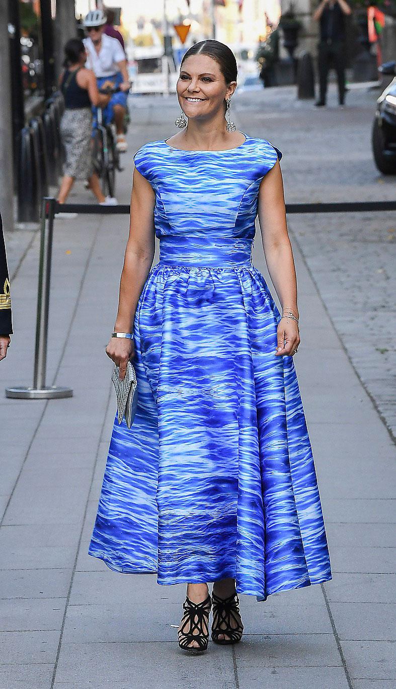 Kronprinsessan Victoria i en specialsydd klänning i blått.