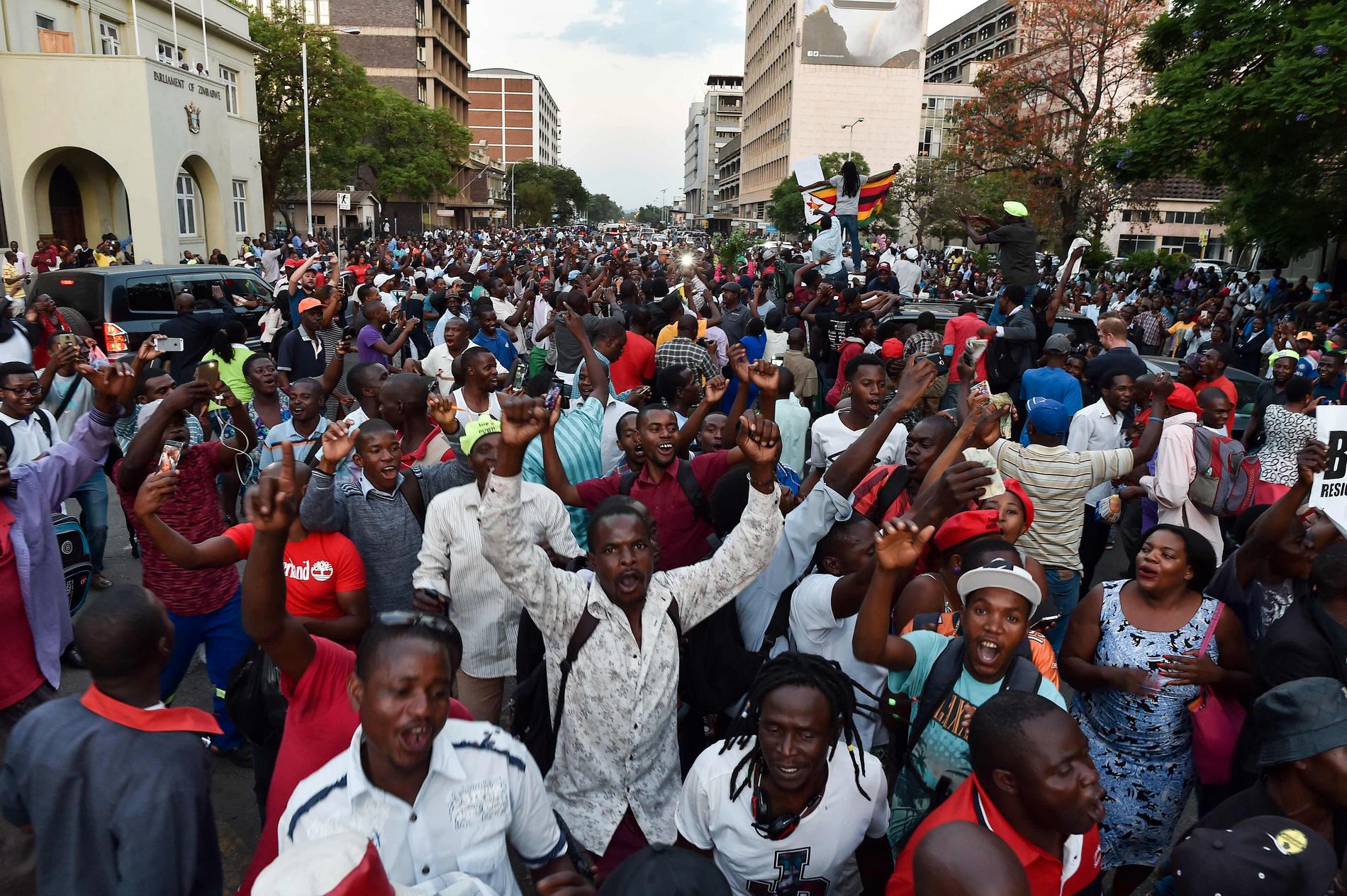 Jublande folkmassor i Harare efter beskedet om Robert Mugabes avgång..