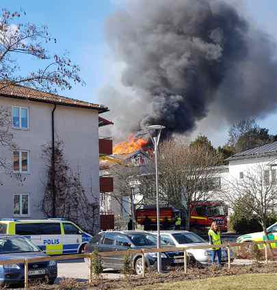 Det brinner i ett lägenhetshus på Karlfeldtsgatan i Västerås.
