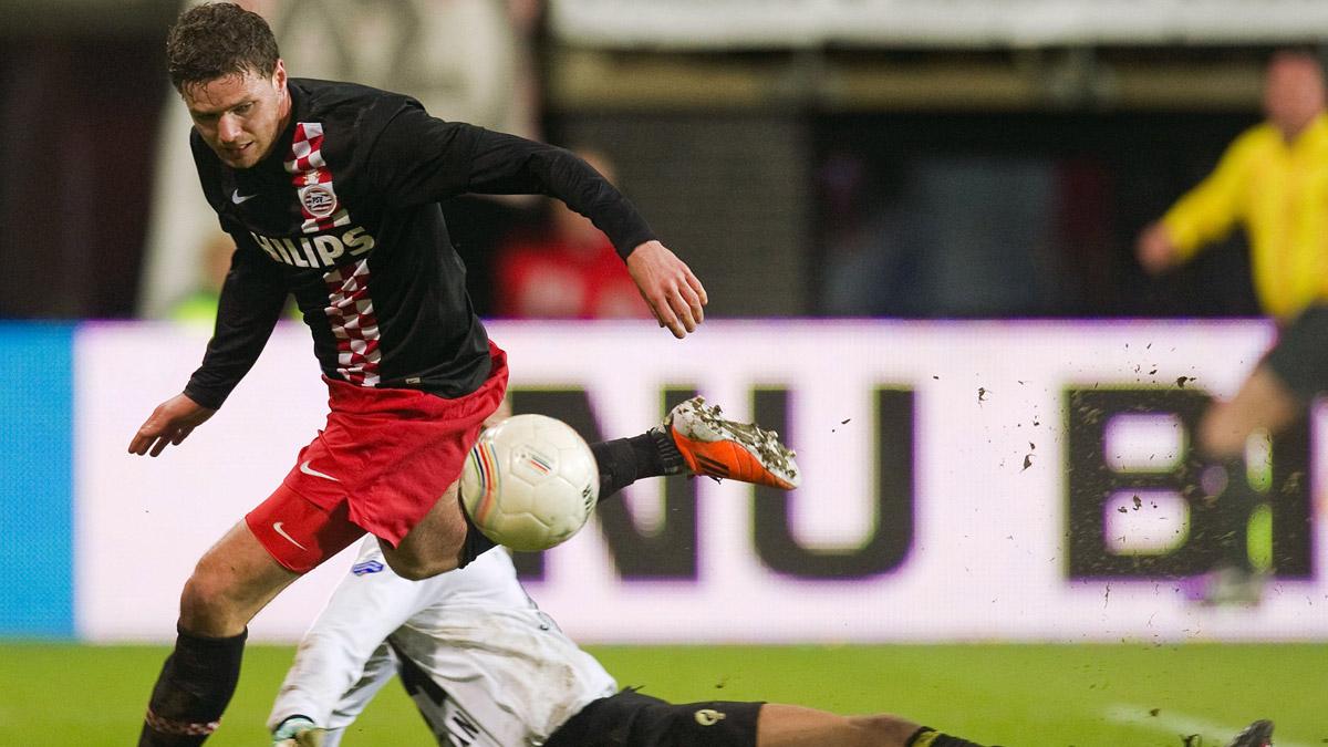 Berg rundar målvakten och slår in PSV:s 4-0-mål.