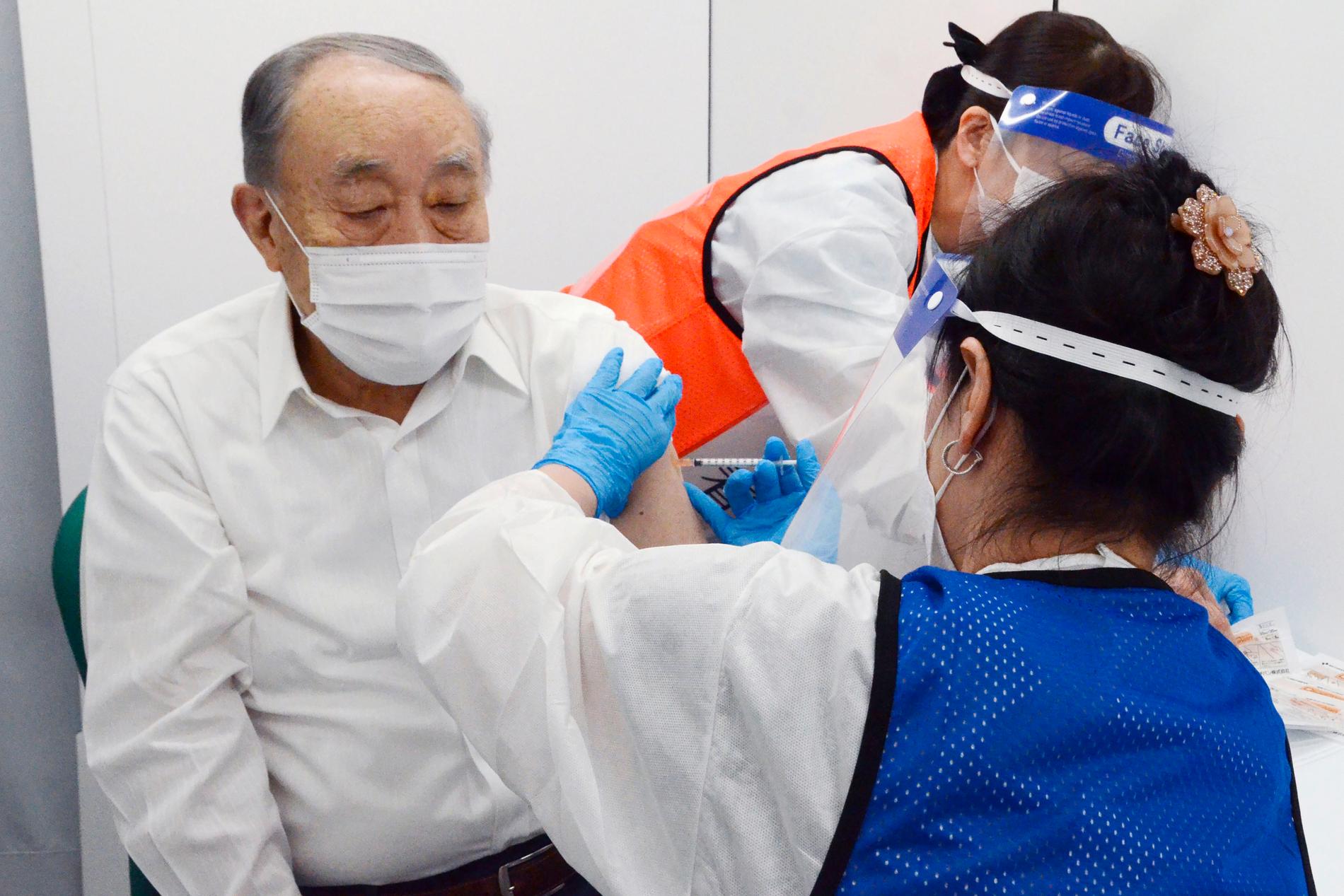 En man får en spruta med Pfizers vaccin mot covid-19 i Nagoya i Japan.