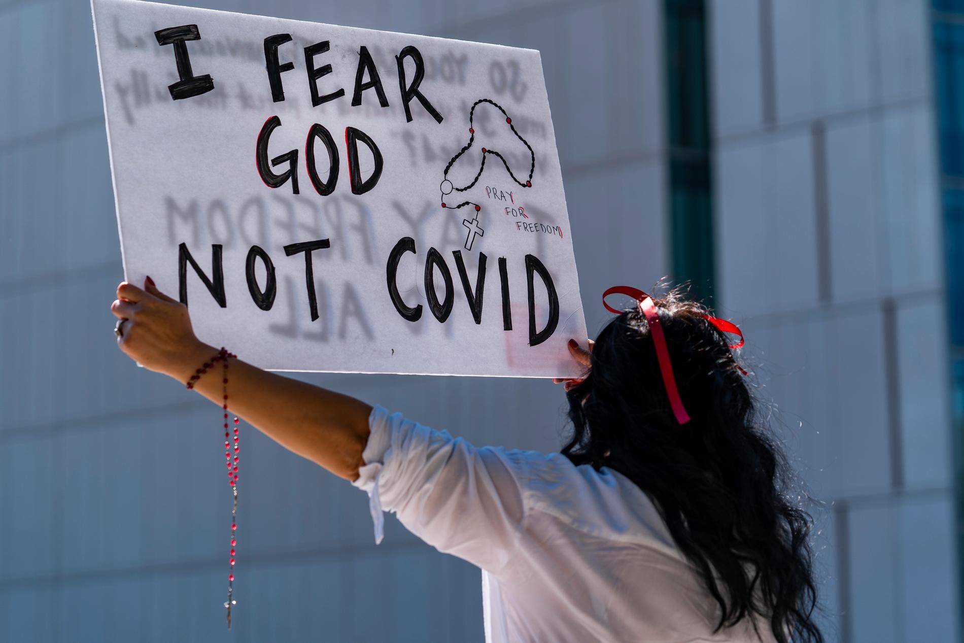 En vaccinmotståndare protesterar utanför stadshuset i Los Angeles, lördagen den 18 september.
