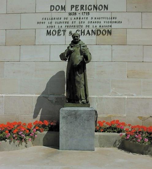 Champagnens fader Dom Pérignon står som staty i Epernay.