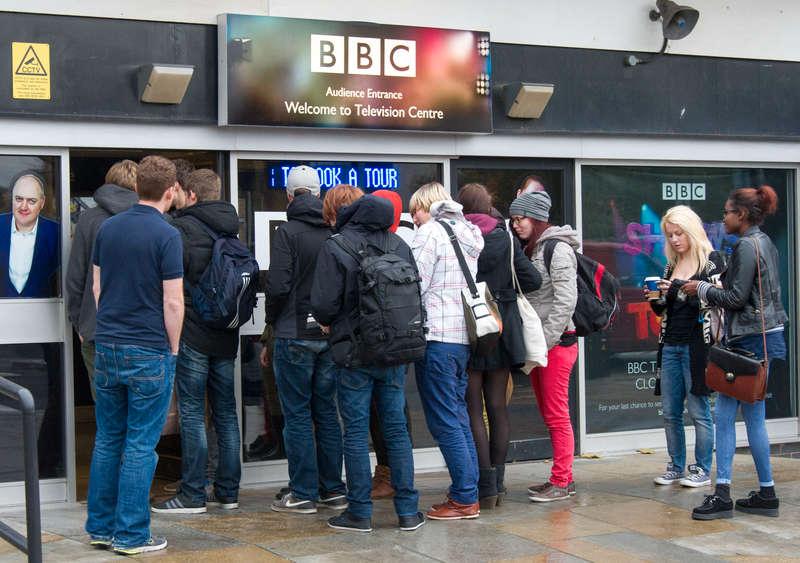 Även i dag köar ungdomarna utanför BBC för att få komma in och träffa sina idoler. Det var i köer som den här som Jimmy Savile hittade sina unga offer.