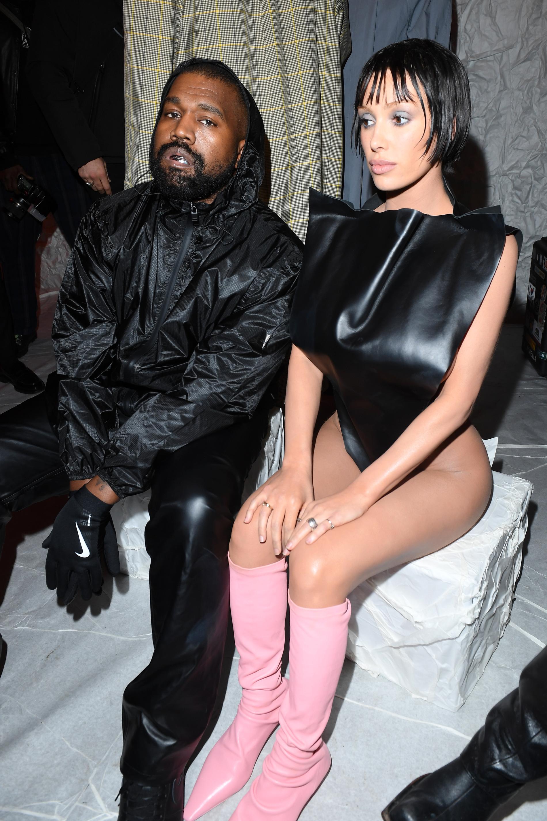 Kanye West och Bianca Censori på Milano fashion show den 23 februari 2024.