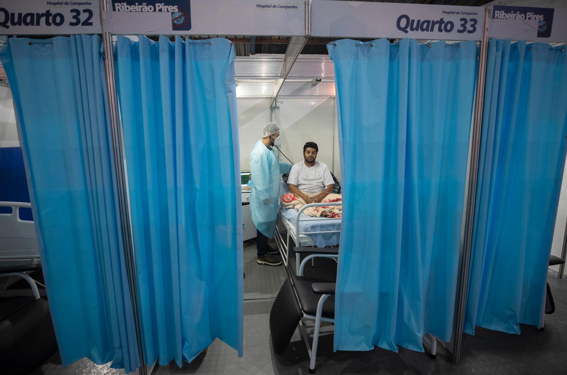 En coivdsmittad man får hjälp i São Paulo. Bild från förra veckan.