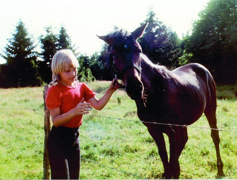 80-talet Nu för tiden blingar hon sina akrylprydda fingerspetsar varsamt. Men uppväxt i lilla Hovmantorp, bland hästhagar och lummig skog, ryggade en ung Charlotte inte för att få skit under naglarna.