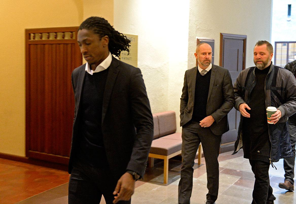 Dickson Etuhu vid Stockholms tingsrätt, med advokaten och AIK:s sportchef Björn Wesström i bakgrunden.