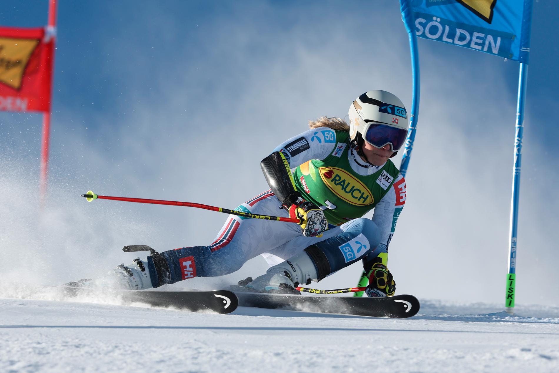 Norska alpinstjärnan Ragnhild Mowinckel diskades i helgens världscuppremiär i Sölden sedan hennes skidor haft spår av fluorvalla.