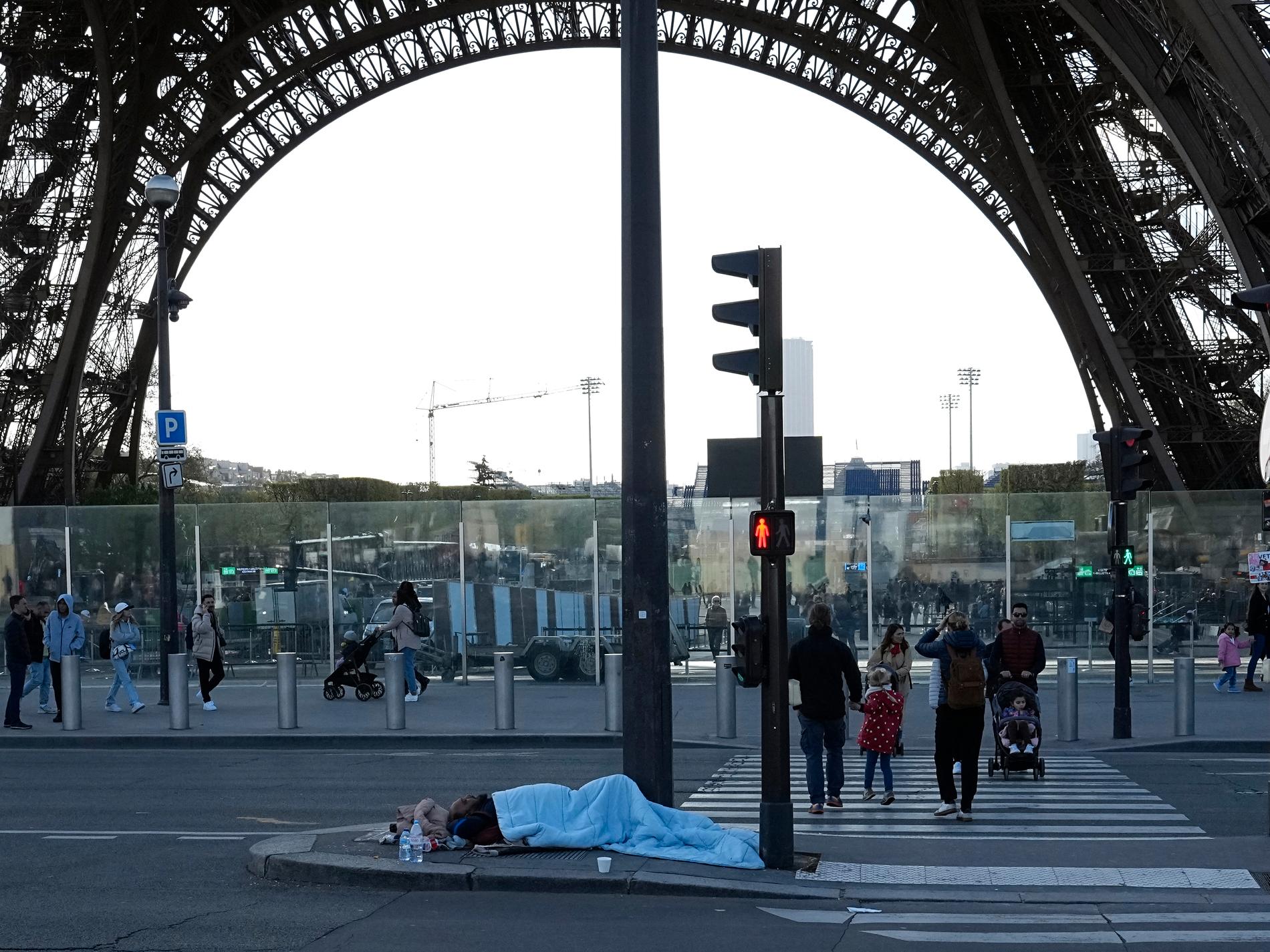 Hundratals migranter i Paris vräks inför OS