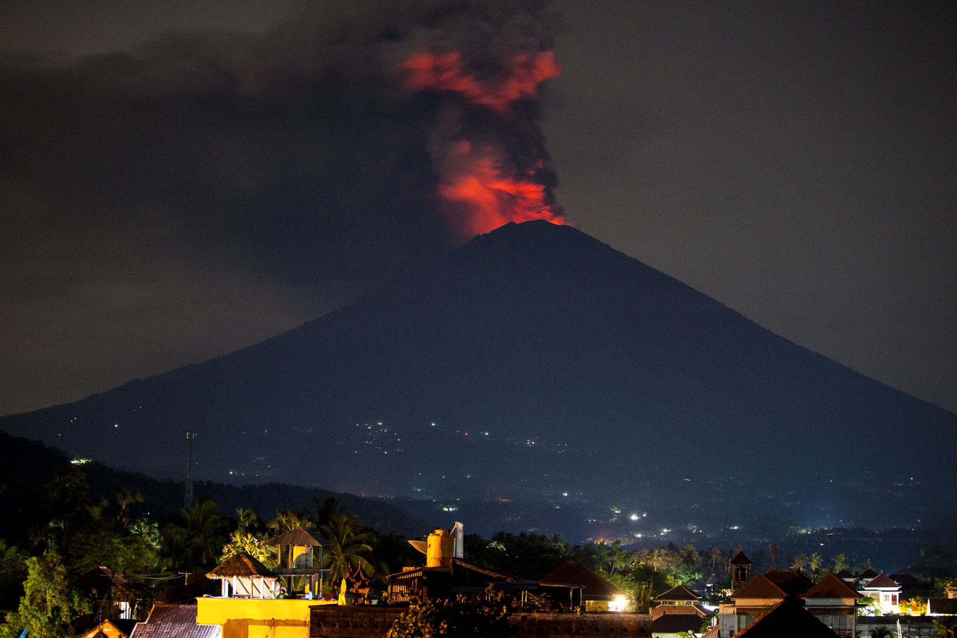 Lava och stora askmoln har strömmat ut från vulkanen Agung på ön Bali i Indonesien.