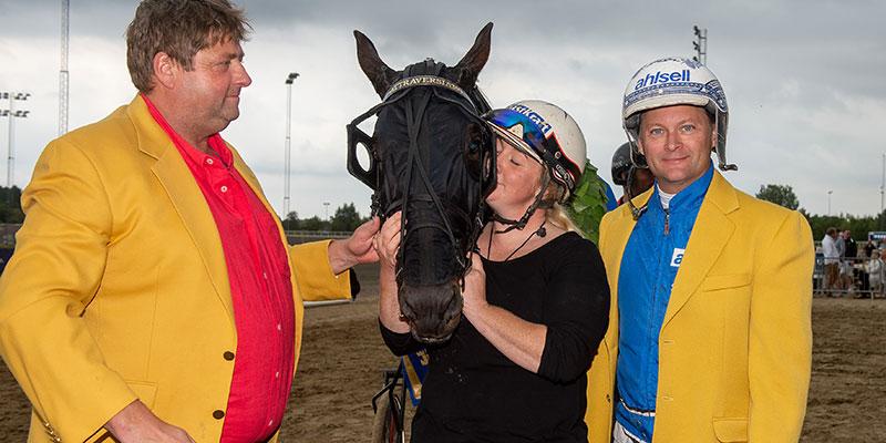 Tränaren Svante Båth, hästen Attraversiamo, skötaren Linda Weman och segerkusken Erik Adielsson efter storsegern. Iklädda den klassiska, gula, Derbykavajen.