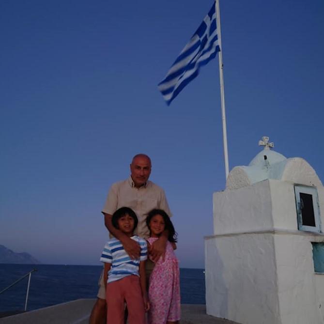 Kiriakos och hans två barn i Grekland.