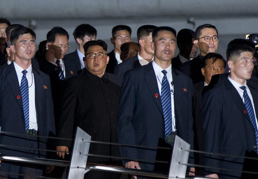 Nordkoreas ledare Kim Jong Un, promenerar i Marina Bay, Singapore. Fotograferat av  Gemunu Amarasinghe, fotograf på AP. 
