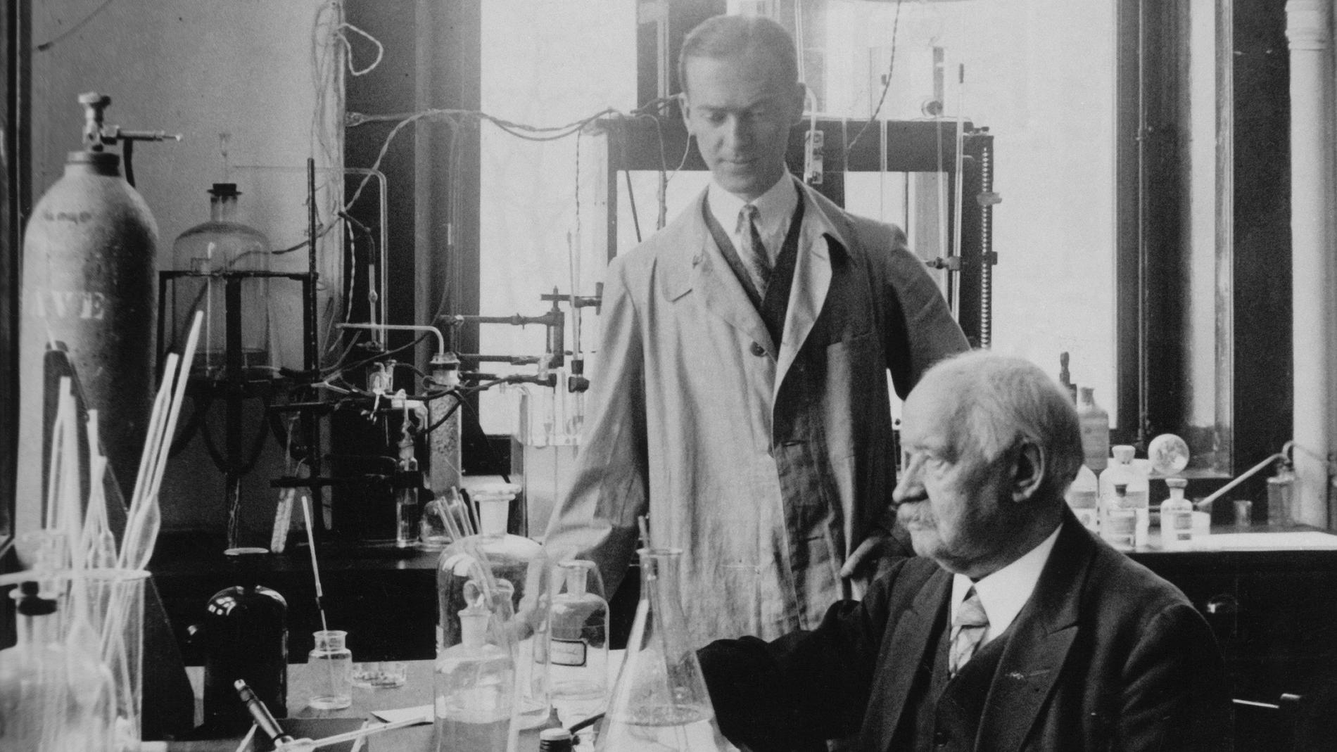 En annan Svante var först att tilldelas ett Nobelpris. Svante Arrhenius (sittande), svensk fysiker och kemist, fick Nobelpris i fysik 1903.