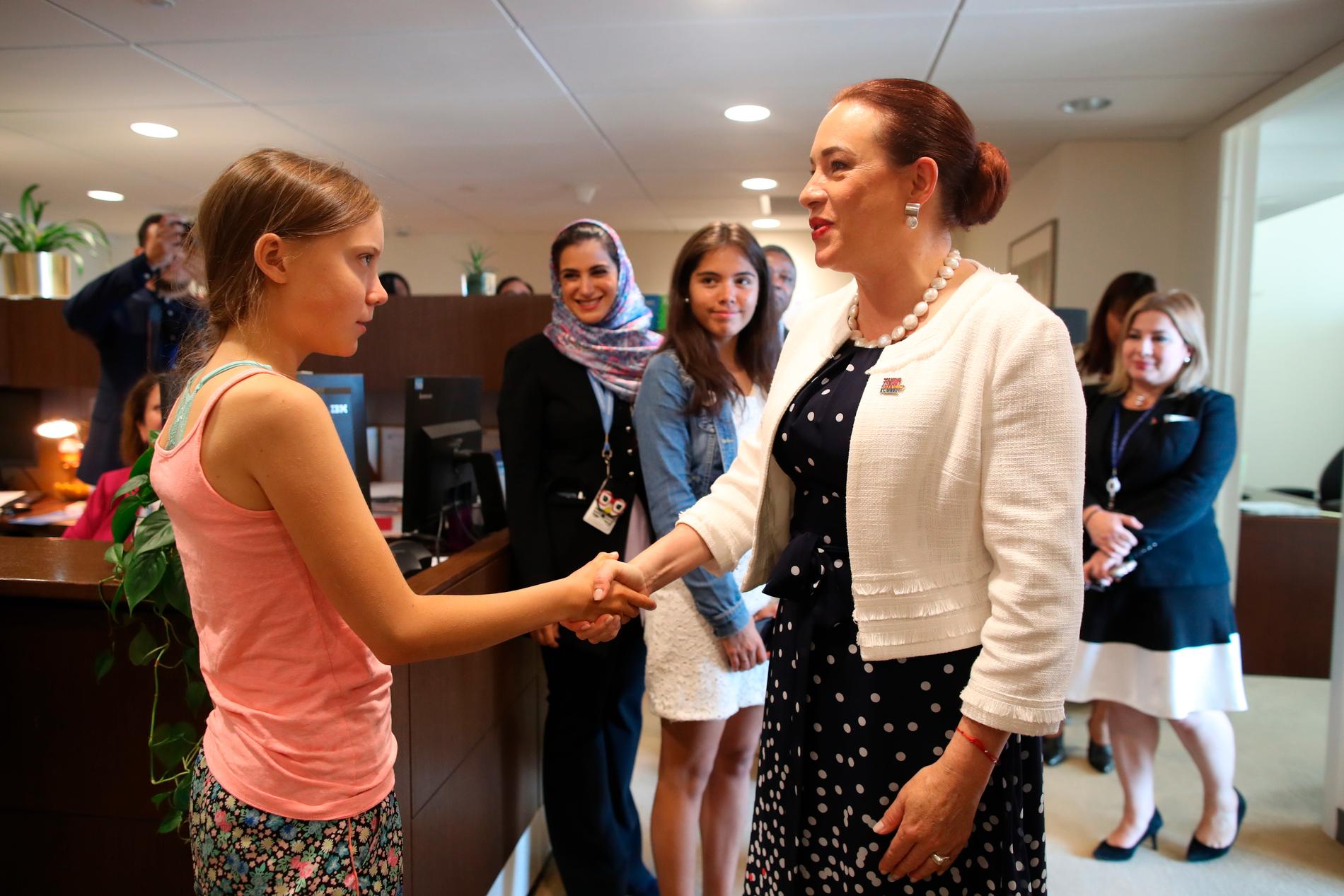 Ordförande för FN:s generalförsamling, María Fernanda Espinosa, hälsar Greta Thunberg välkommen.