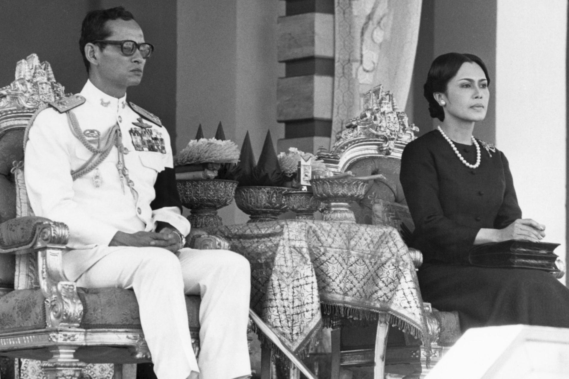 Kung Bhumibol Adulyadej och drottning Sirikit år 1977 vid en ceremoni för avlidna soldater.