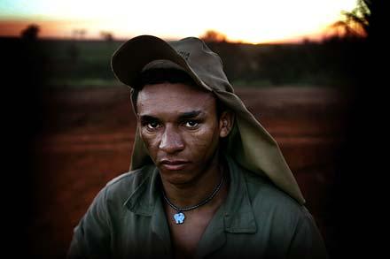 Drömmer om ett eget hus Eriva arbetar åtta timmar om dagen på sockerrörsfälten i södra Brasilien. Förra året dog 20 män under skörden, usla löner och hårda arbetsvillkor pressar arbetarna till det yttersta.
