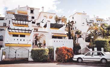 I Nueva Andalucía på spanska Solkusten bor det svenskar i vart och vartannat hus – men du kommer inte billigt undan. Minst 1,5 miljoner kronor får du betala för din bostad här.