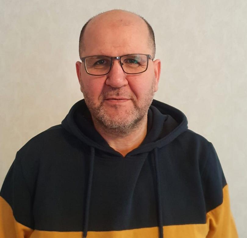 Mohamed Basel Sheikh Albosatena flydde från Syrien – nu hjälper han ukrainare. 