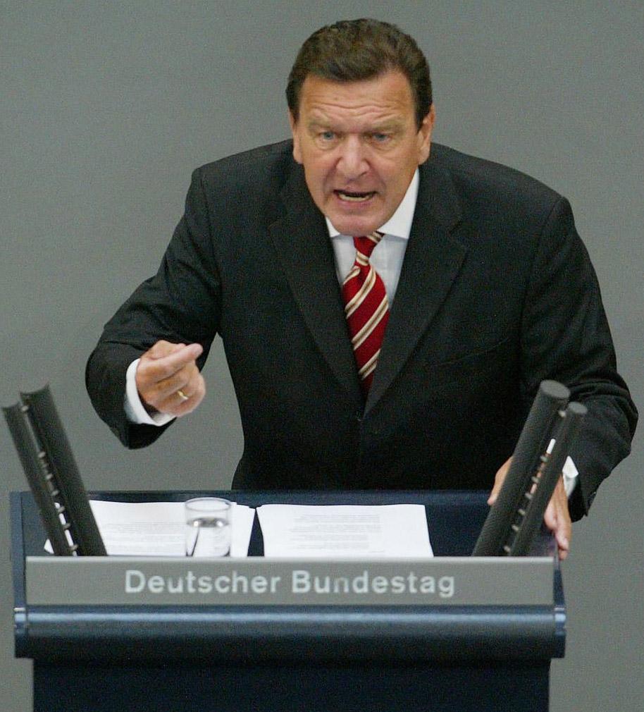 Schröder talar i tyska parlamentet.