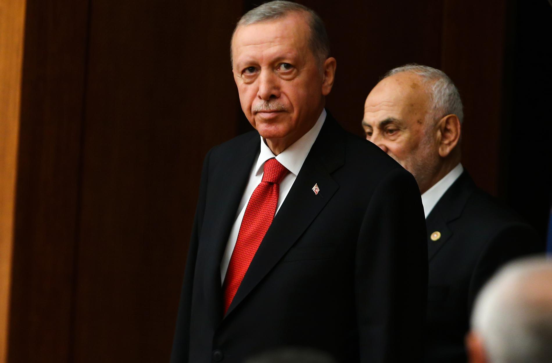 Att Turkiets president Recep Tayyip Erdogan förhalar Sveriges inträde försvagar Nato. Frågan är hur länge han kan hållas.