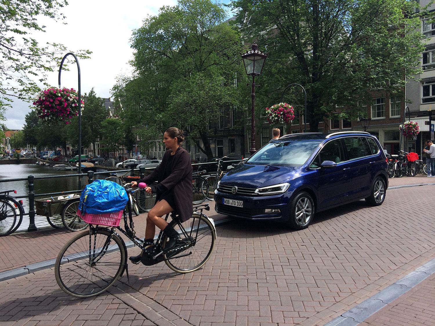 ”VW – SVENSK FORMGIVNING NÄR DEN ÄR SOM BÄST” Robert Collin provkörde nya  VW Touran 1,4 TSI 150 genom Amsterdams toktrånga gränder och trängts med cyklister och turister. – Bilen är perfekt, varken mer eller mindre, skriver Robert Collin.