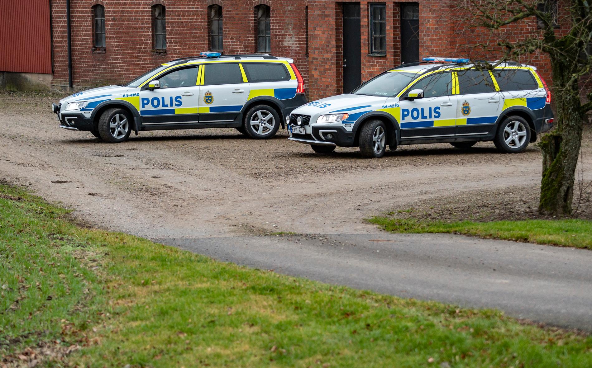 Polis på plats och knackar dörr utanför Ystad efter ett rån mot en gård i januari månad. Den senaste tiden har flera rån inträffat vid avlägsna gårdar i Sjöbo, Tomelilla, Borrby och Trelleborg. Arkivbild.