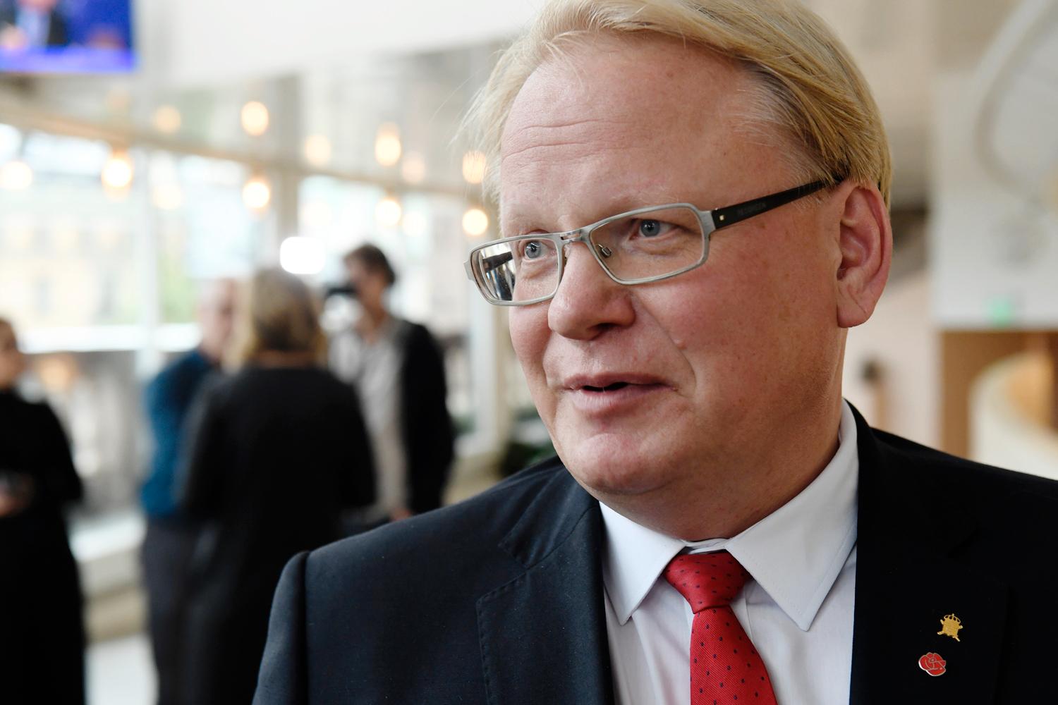 Centerpartiet och Liberalerna drar tillbaka hotet om misstroendeförklaring mot försvarsminister Peter Hultqvist. 