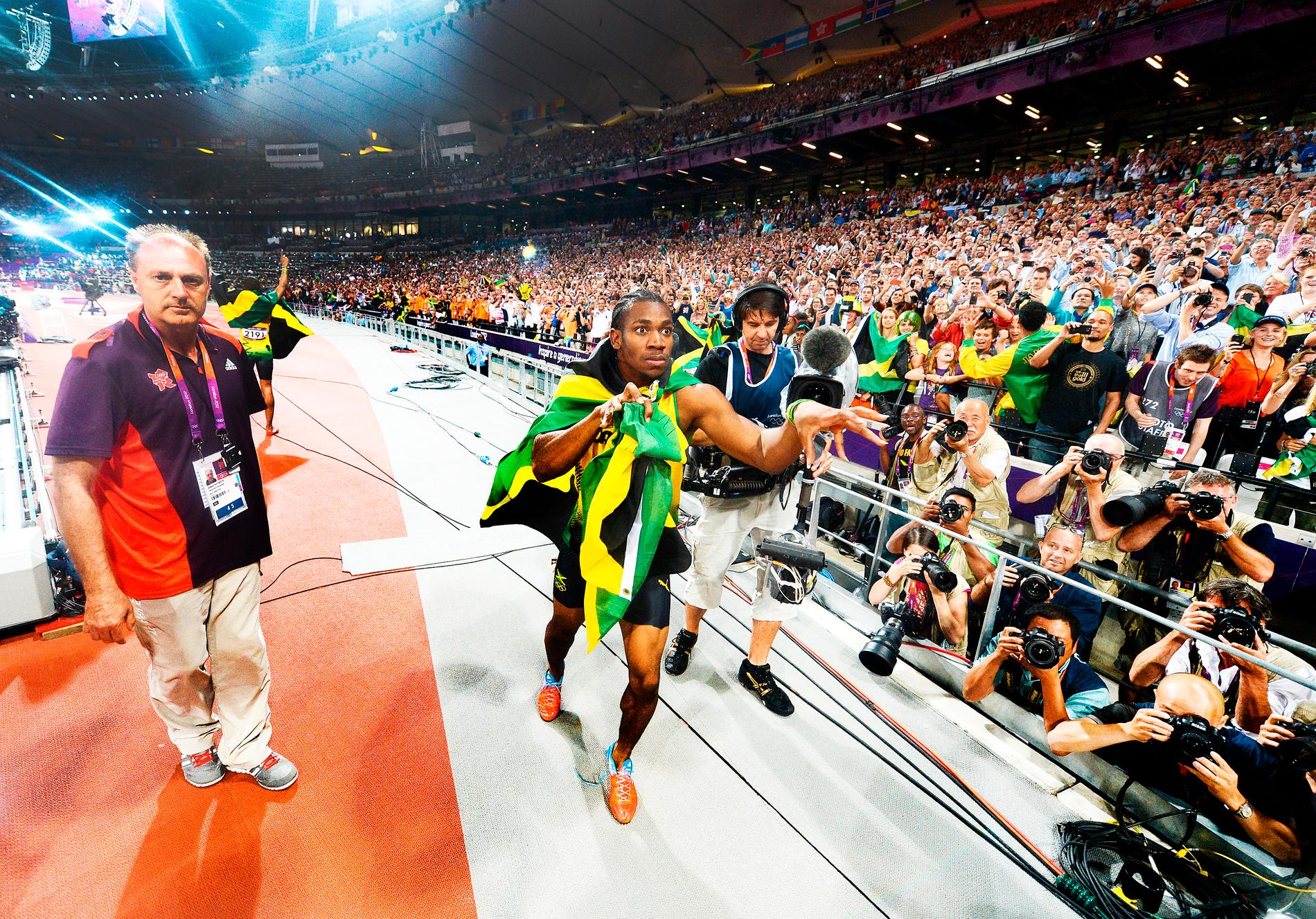 Yohan Blake fotas av Bolt efter stafettguldet på 4x100 meter 2012.