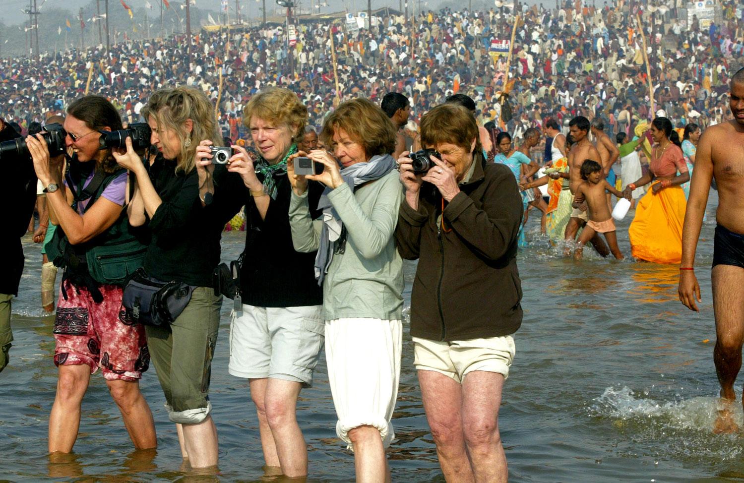 Vad gör man inte för en bättre bild? Franska turister i Ganges.