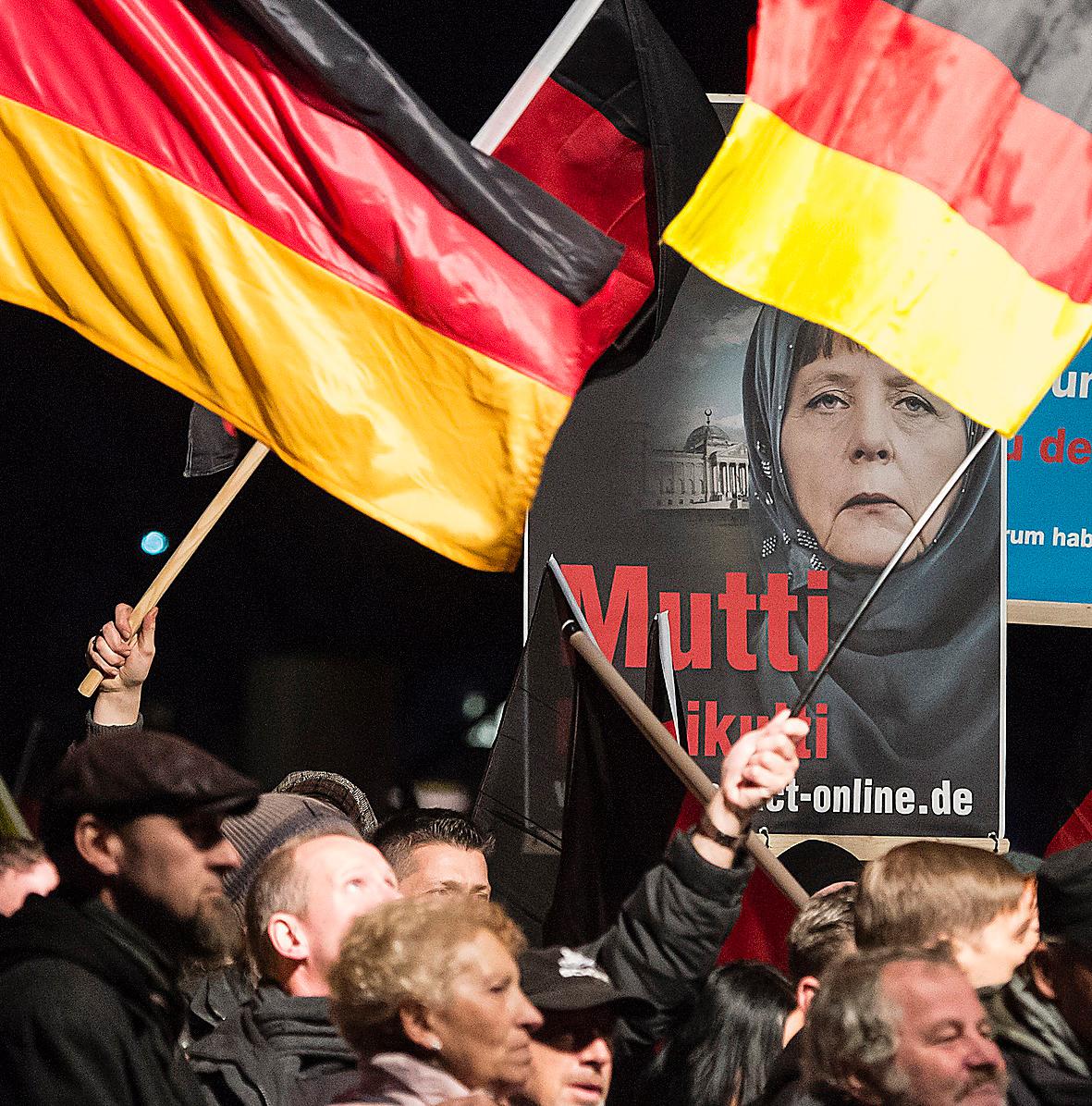 Val idag Angela Merkel häcklas som ”Mamma multikulti” under en Afd-demonstration förra året. I dagens regionalval väntas nya framgångar för det högerradikala partiet. Foto: TT