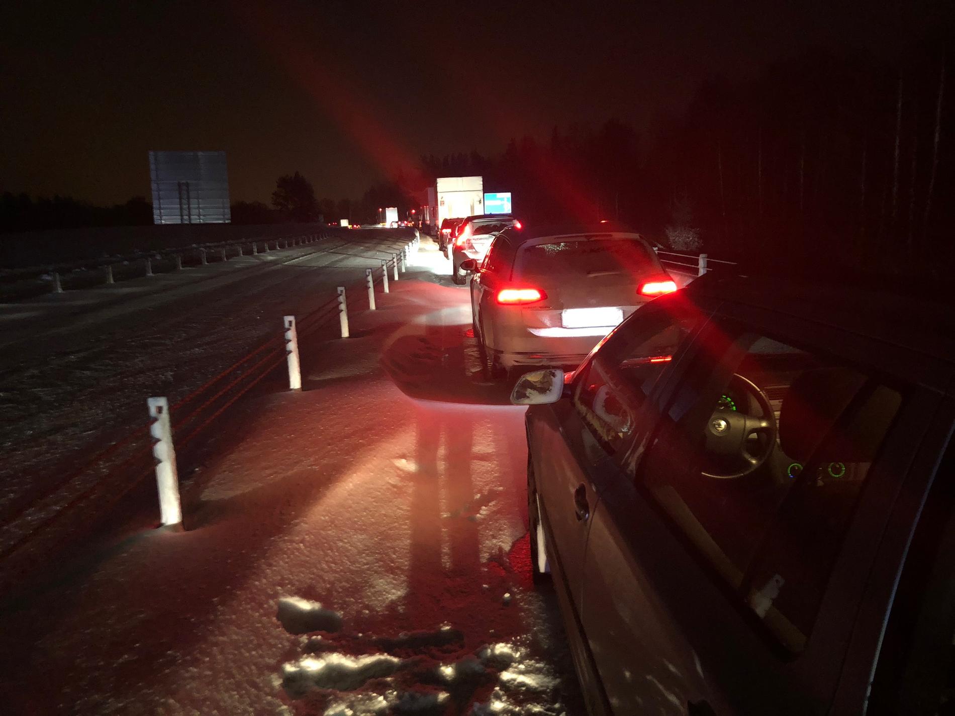Trafiken på E22 vid Västervik har stått helt still i flera timmar – och prognosen för när trafiken kan tänkas börja rulla har skjutits fram flera gånger.