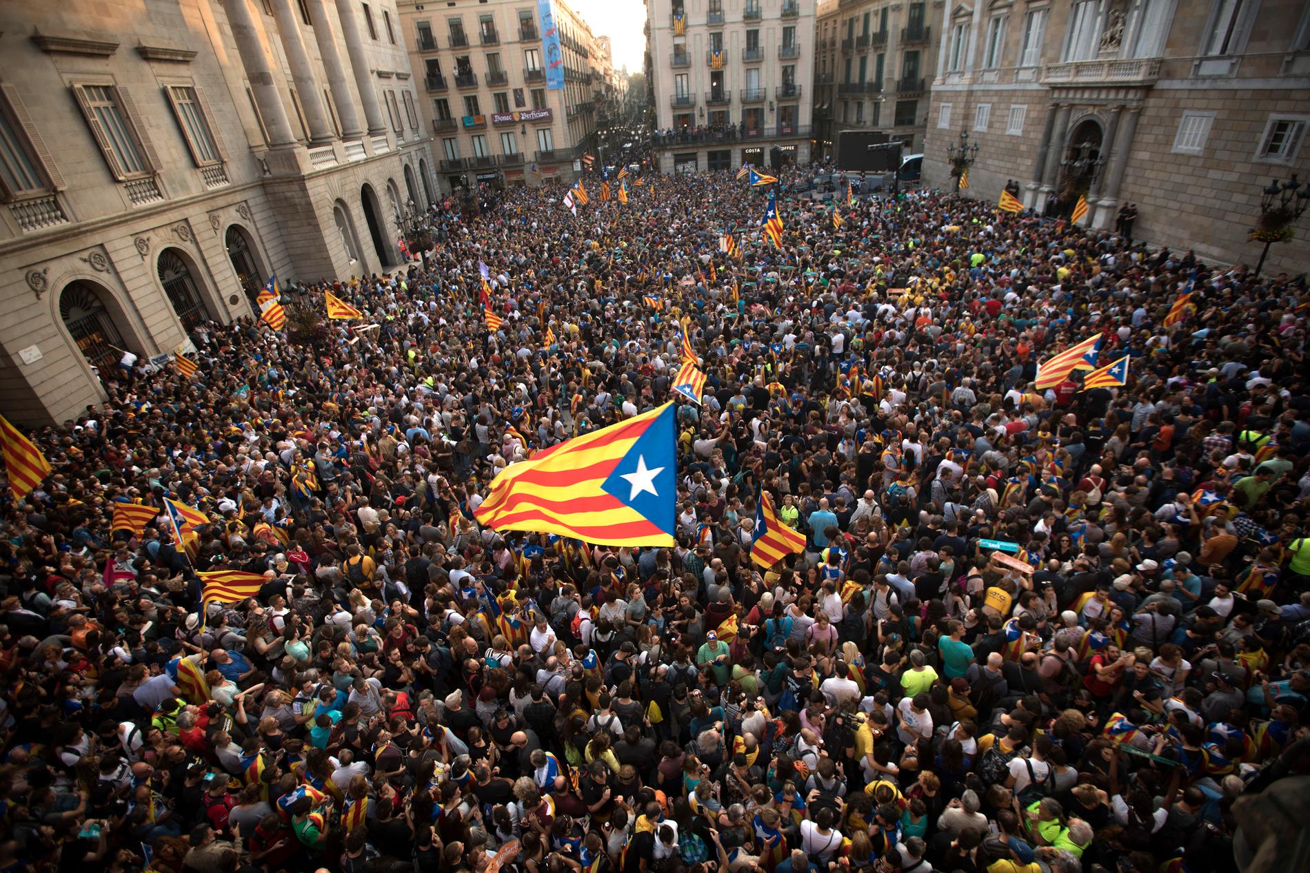 Människor viftar med den katalanska flaggan för att fira Kataloniens nyutropade självständighet.