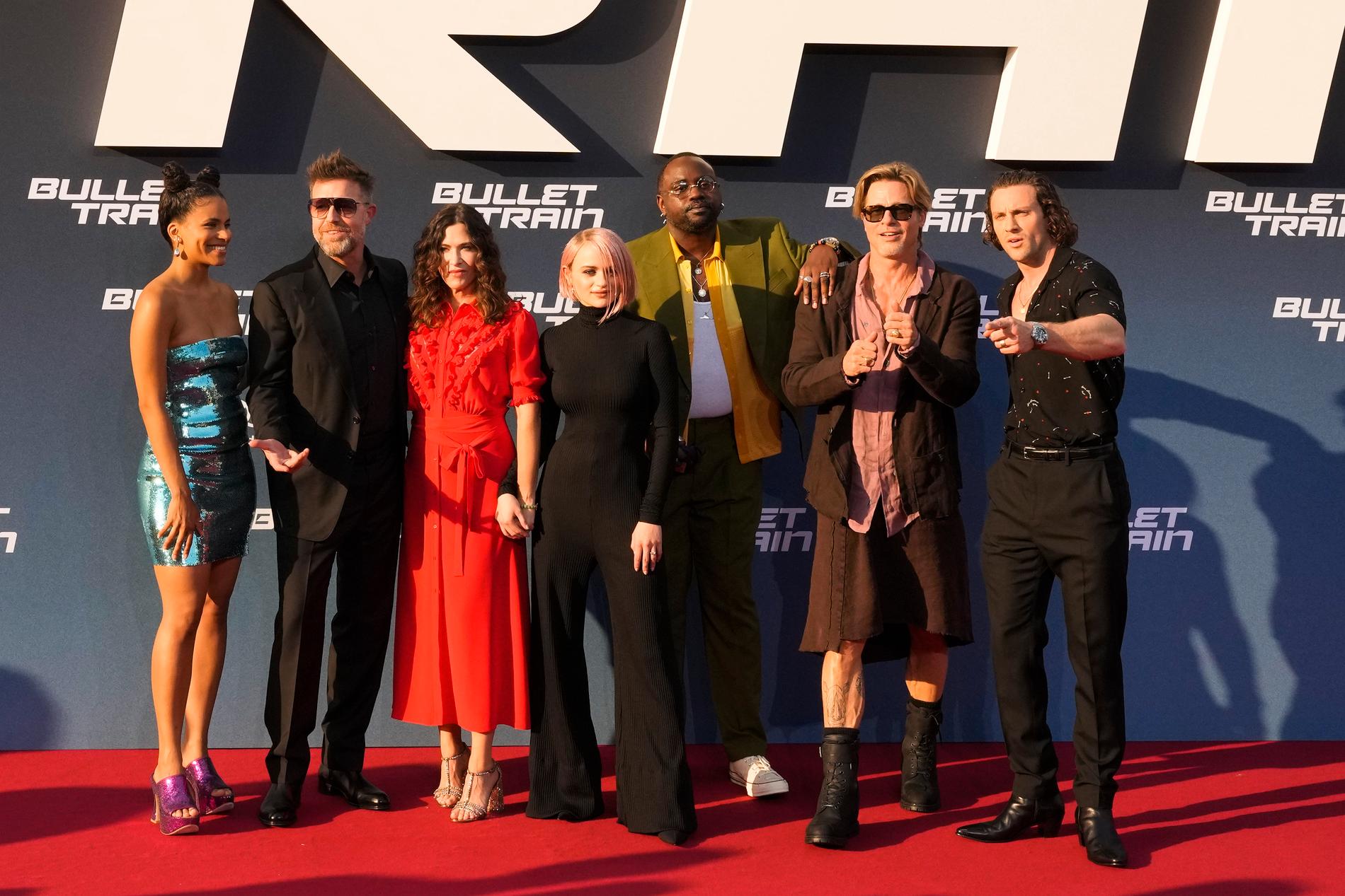 Brad Pitt omgiven av (från vänster) Zazie Beetz, David Leitch, Kelly McCormick, Joey King, Brian Tyree Henry och Aaron Taylor-Johnson inför premiären av filmen ”Bullet train” i Berlin.