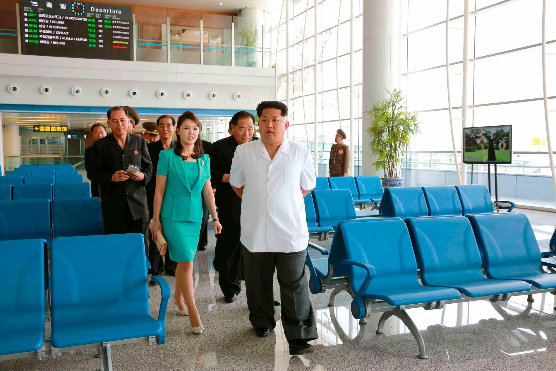 Nordkoreas diktator Kim Jong-Un kollar in sitt nya skrytbygge.
