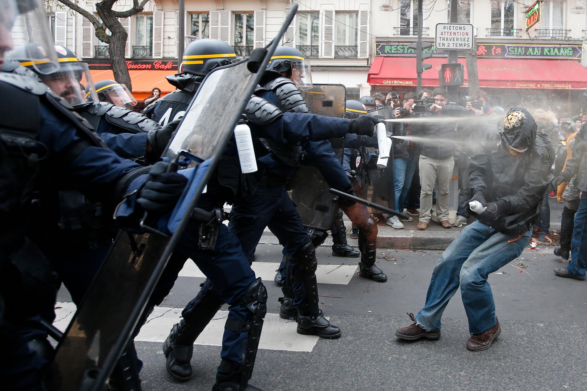 Polis har satt in tårgas mot demonstranter i Paris.