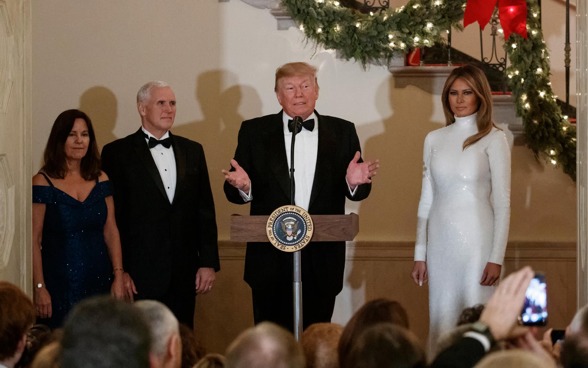 USA:s vicepresidentpar Karen och Mike Pence tillsammans med president Donald Trump och hans hustru Melania vid en bal i Vita huset 2018.