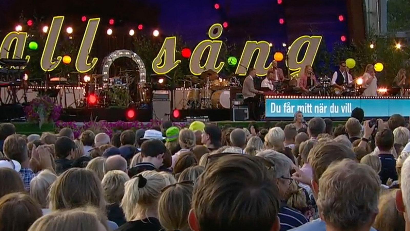För första gången rullade allsångstexterna fram på en stor skärm framme vid scenen på Skansen.