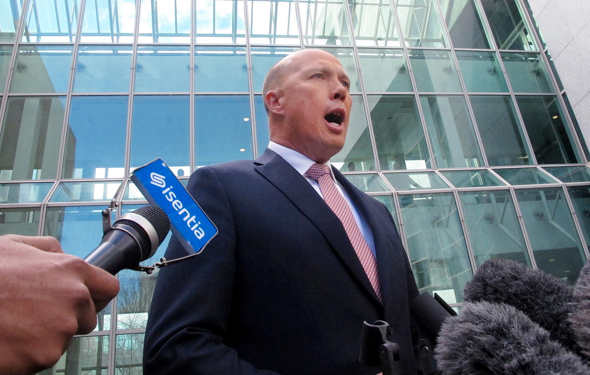 Australiens tidigare inrikesminister Peter Dutton, som utmanat Malcolm Turnbull om premiärministerposten, uttalar sig inför medier i Canberra på tisdagen.