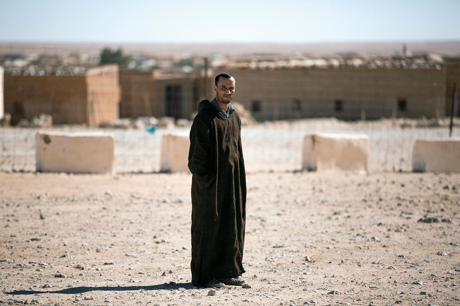 32-årige Mohamed Salem jobbar som engelsklärare i flyktinglägret Smara. Han menar att så länge västsaharierna sitter passiva i öknen, tjänar alla andra på status quo. ”Ärligt talat, vårt problem är att vi är för fredliga. Så länge ingenting smäller kommer ingen sätta ner foten mot Marocko.” Johan Persson