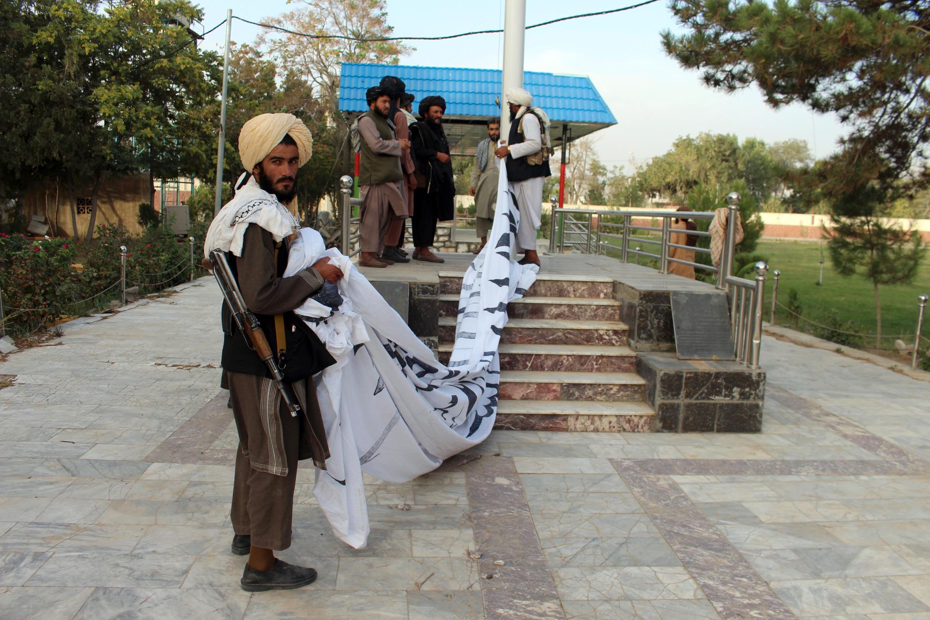 Talibanerna hissar sin flagga efter att man tagit över Ghazni, där flickan bor.