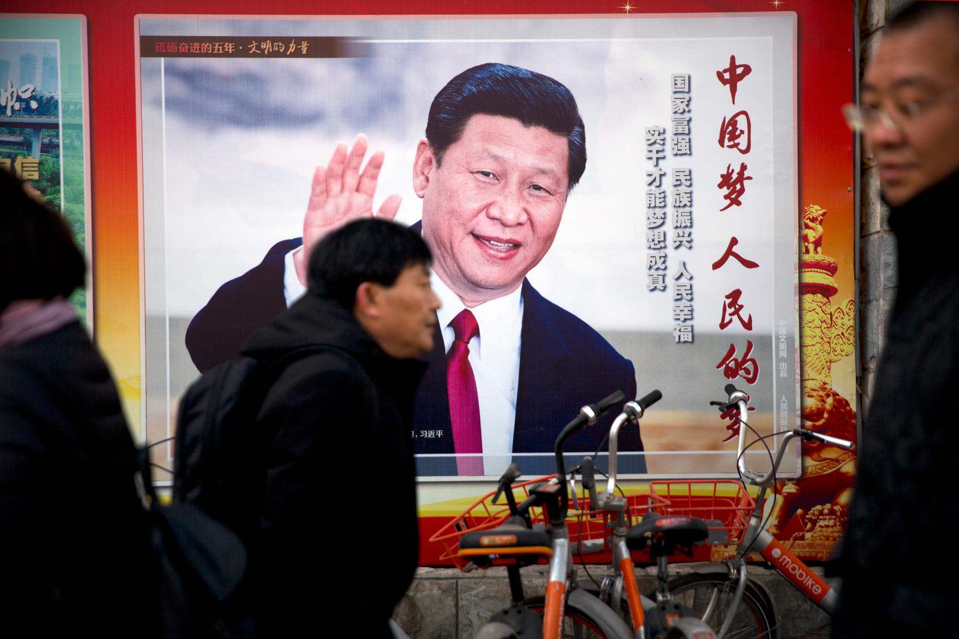 Den formidable ledaren – på väg mot oinskränkt makt. En propagandaaffisch med Kinas president Xi Jinping, som väntas kunna sitta kvar på obestämd tid.