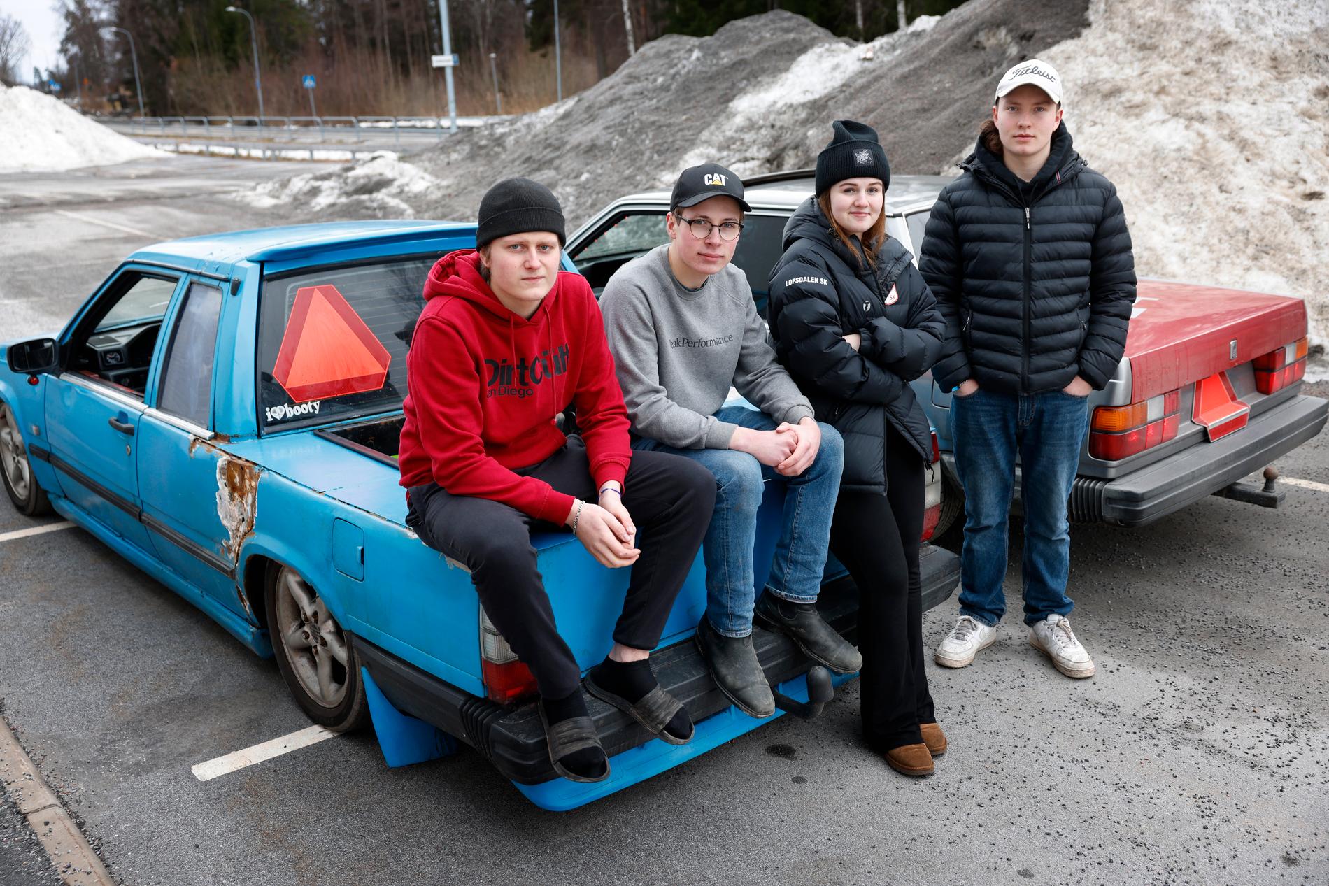 Rasmus Söderberg, Holger Nord, Signe Jonsson och Axel Lundin i Rimbo tycker att 15 år är en bra gräns.