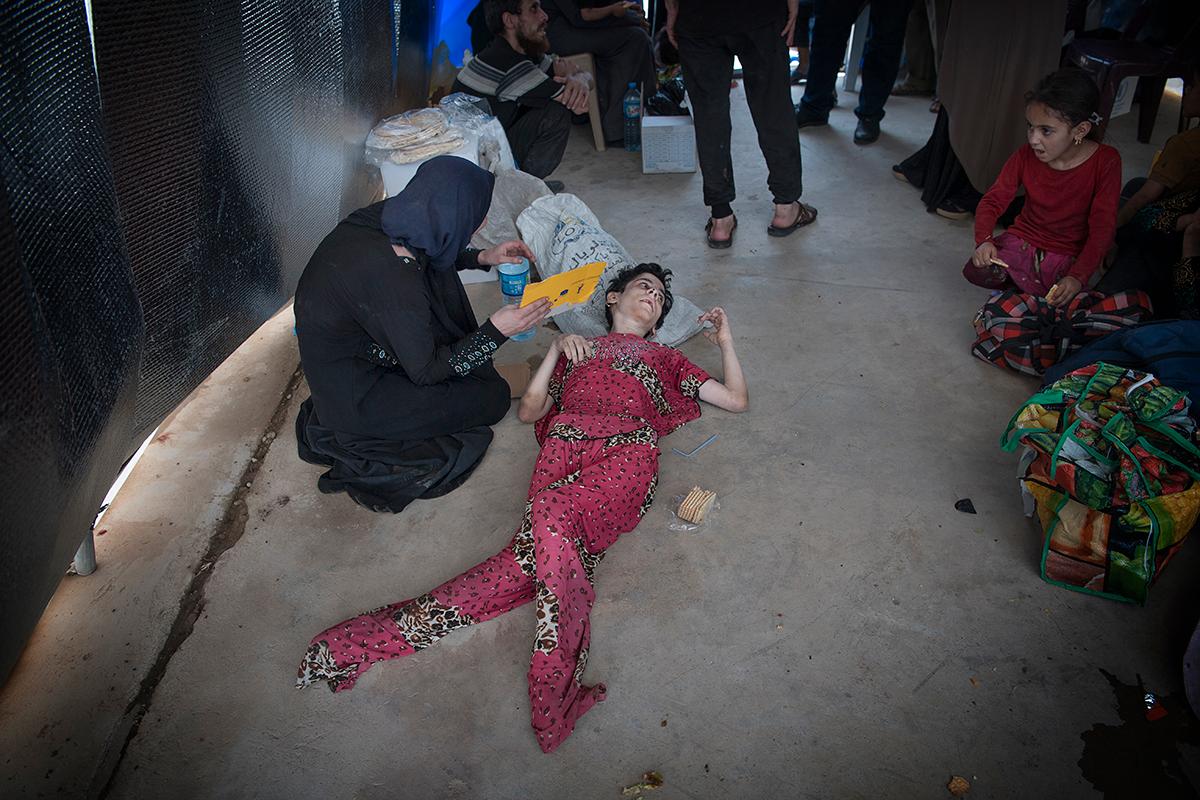 Shaima Abdelkarim, 25, är funktionshindrad sedan födseln och mår mycket dåligt. Hon klarar inte av att äta någonting utan att kräkas. När hennes bror dog för två månader sedan i strid försämrades hennes tillstånd. Nu är hon fri, familjen flydde Maydandistriktet i Mosul under tisdagen.