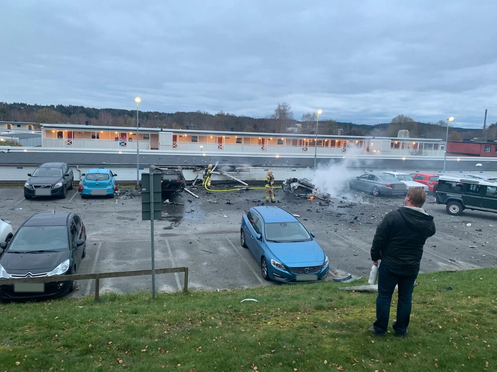 Tre bilar har totalskadats efter en explosion vid en parkering i Landvetter. En av bilarna flög upp i luften – och vändes upp och ner av den kraftiga smällen. 